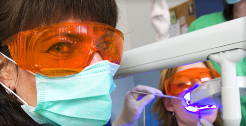 Décoloration dentaire avec le système de blanchiment sur la chaise du dentiste par ZOOM!